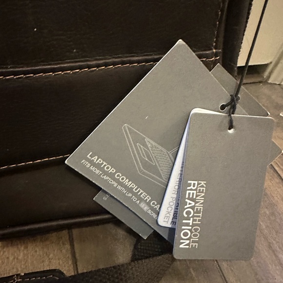 (NWT) Kenneth Cole Reaction Messenger bag - Picture 4 of 7